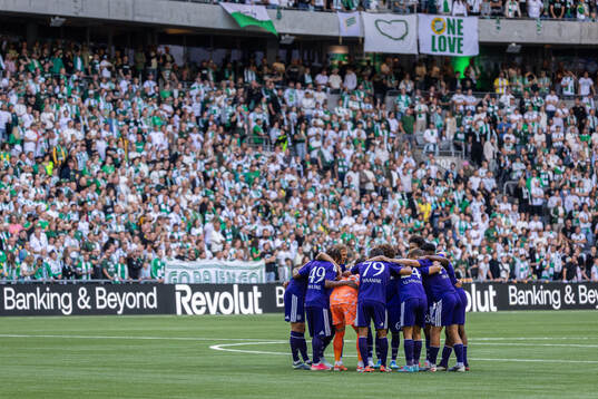 Players of Anderlecht in a huddle