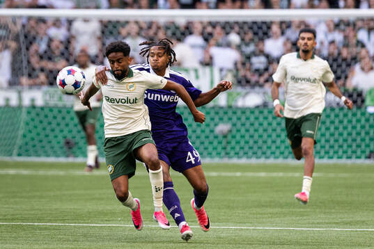 Tesfaldet Tekie of Hammarby and Jayden Onia Seke of
