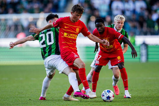 Samuel Salter of GAIS and Justin Janssen of FC Nordsjälland