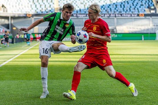 Max Andersson of GAIS and Runar Norheim of FC Nordsjälland