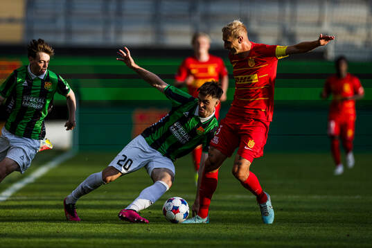 Samuel Salter of GAIS and Runar Norheim of FC Nordsjälland