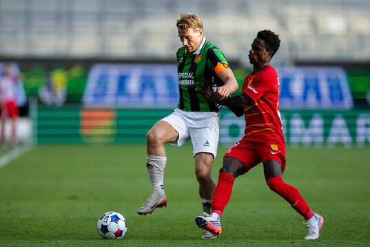 August Wängberg of GAIS and Prince Amoako of FC
