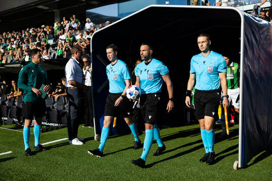 Assistant referee Christian De Casseres, referee Peiman