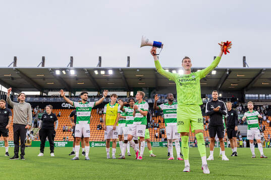 Västerås målvakt Anton Fagerström jublar med laget