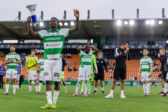 Västerås Sountonoma Axel Taonsa jublar med laget