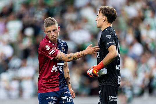 Örgrytes Anton Andreasson och målvakt Hampus Gustafsson