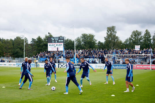 Djurgårdens spelare värmer upp
