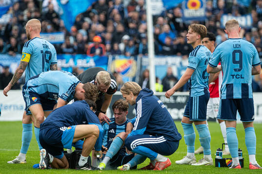 Djurgårdens Max Larsson får vård på planen