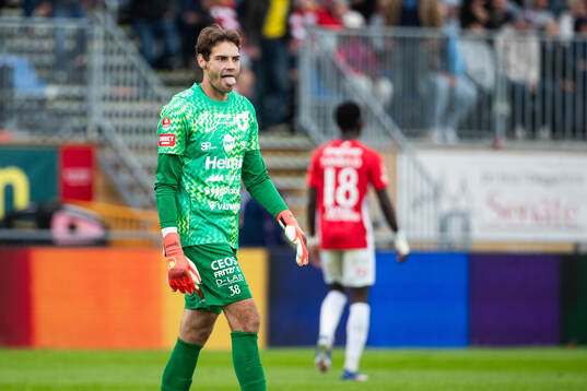 Degerfors målvakt Matvei Igonen deppar