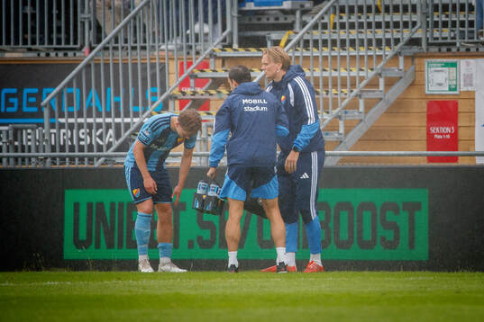 Djurgårdens Matias Siltanen lämnar planen skadad