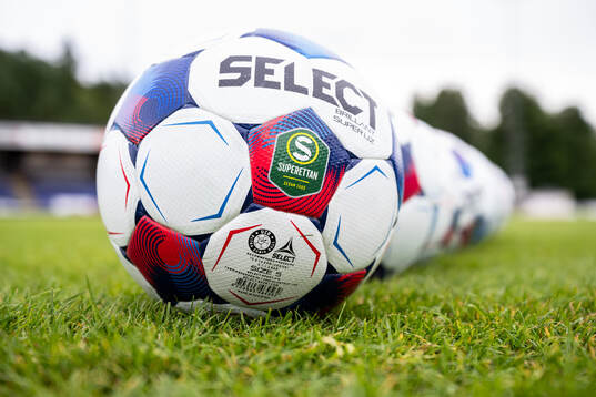 Fotbollar på hybridgräset