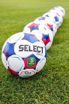 Fotbollar på hybridgräset