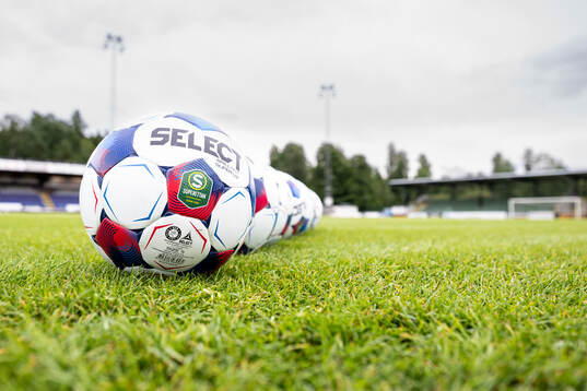 Fotbollar på hybridgräset
