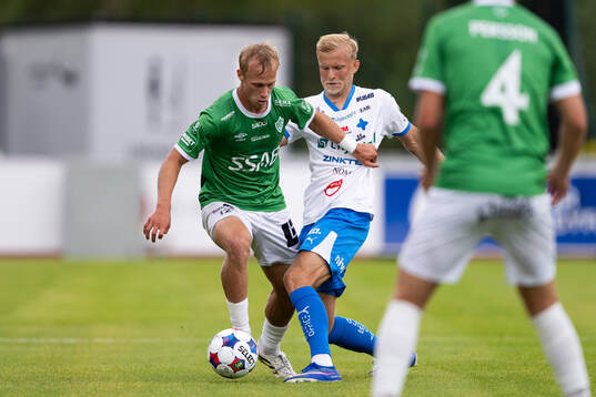 Brages Alex Mortensen och IFK Värnamos Johan Rapp