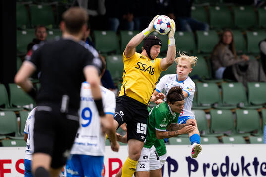 Brages målvakt Viktor Frodig och IFK Värnamos Hugo Mella