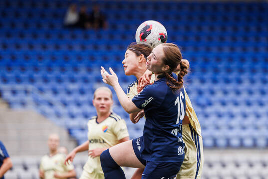 Djurgårdens Maho Hirosawa och Eskilstuna United DFFs Rylie