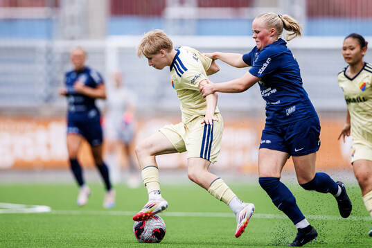 Djurgårdens Olivia Ulenius och Eskilstuna United DFFs