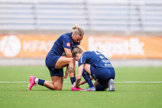 Eskilstuna United DFFs Linnea Prambrant får hjälp av