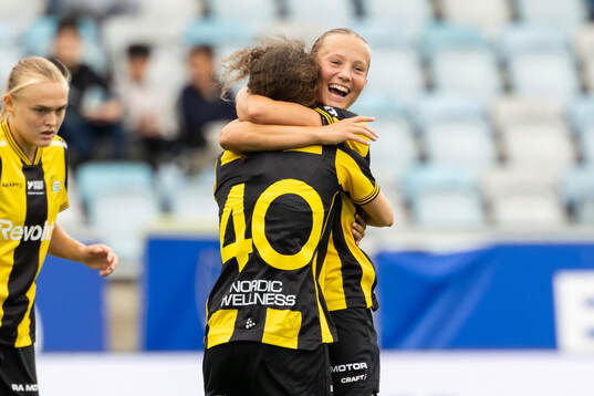 Hammarbys Inés Lorenius  och Fanny Peterson jublar