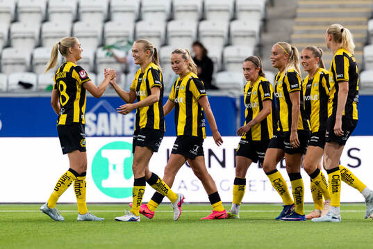 Hammarbys Elin Sørum jublar med lagkamrater