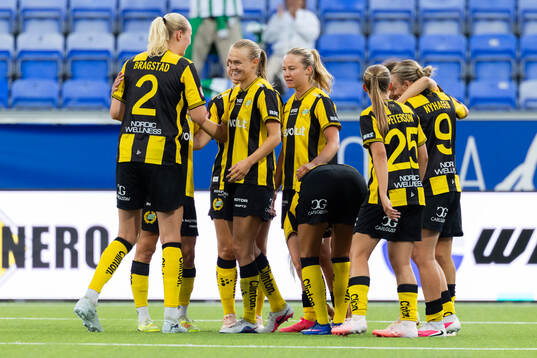 Hammarbys Elin Sørum jublar med lagkamrater