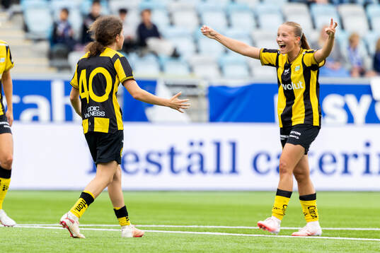 Hammarbys Inés Lorenius jublar med Fanny Peterson
