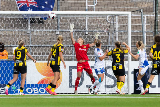 Hammarbys målvakt Cajsa Andersson och IFK Norrköpings