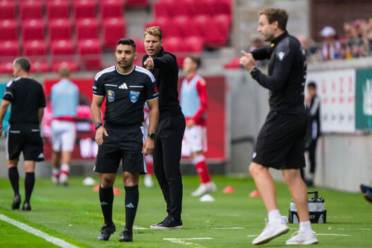 Kalmars huvudtränare Toni Koskela och Mjällbys tränare