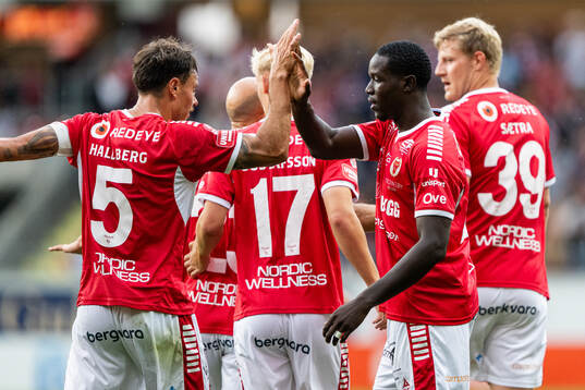 Kalmars Aboubacar Keita och Melker Hallberg jublar