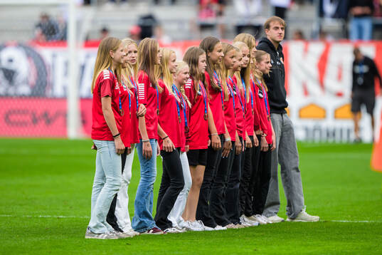 Kalmar FFs F13-lag hyllas