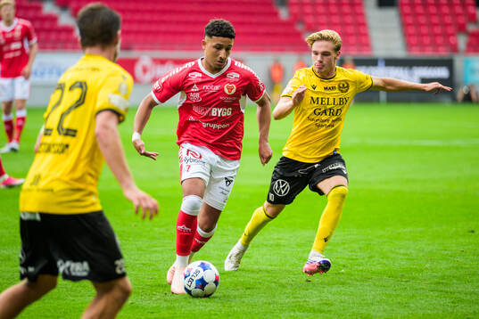 Kalmars Nassef Chourak och Mjällbys Jeppe Kjaer
