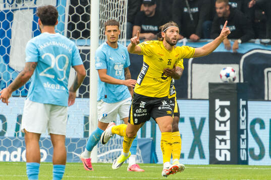 Elfsborgs Arber Zeneli jublar