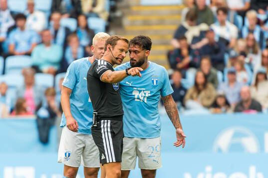 Domare Kristofer Karlsson och Malmö FFs Sead Haksabanovic