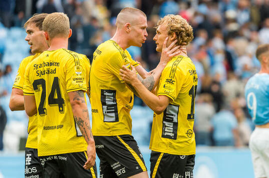 Elfsborgs Thomas Isherwood och Julius Beck jublar