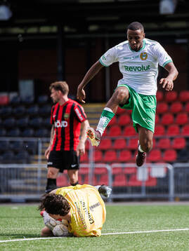 Brommapojkarnas målvakt Leo Cavallius och Hammarbys Paulos