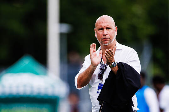 Hammarbys sportchef Mikael Hjelmberg applåderar publiken