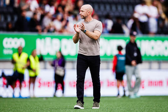 Hammarbys tränare Henrik Rydström applåderar publiken