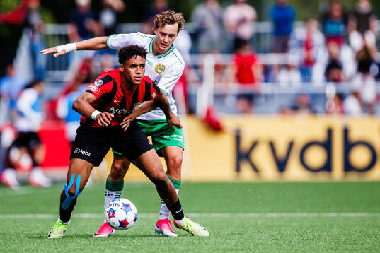 Brommapojkarnas Sion Oppong och Hammarbys Hampus Skoglund