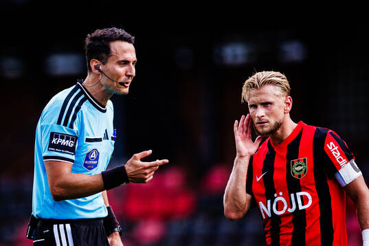 Domare Adi Aganovic och Brommapojkarnas Simon Strand