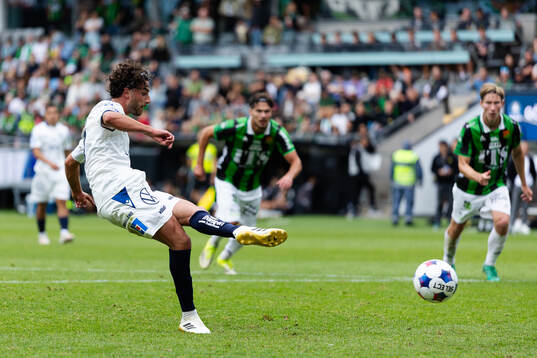 Halmstads Rocco Ascone skjuter 1-1 på straff