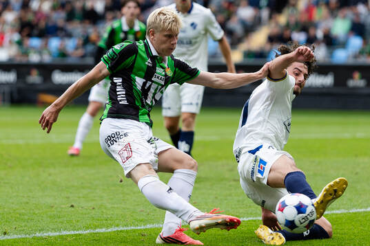 GAIS Robert Frosti Thorkelsson skjuter ett skott som