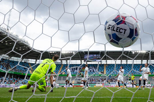 GAIS Henry Sletsjøe skjuter 1-0 i mål bakom Halmstads