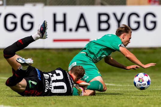 Ljungskiles Vilmer Tyrén och Sandvikens målvakt Otto