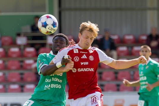 Ljungskiles Gideon Mensah och Sandvikens Christian Wagner