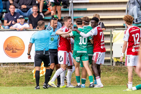 Domare Rinon Hasani visar rött kort till Sandvikens Yabets