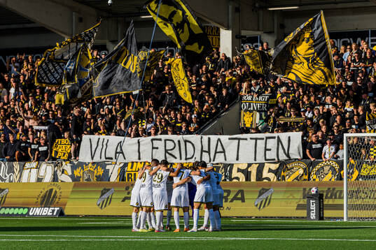 AIKs spelare framför supportrarna