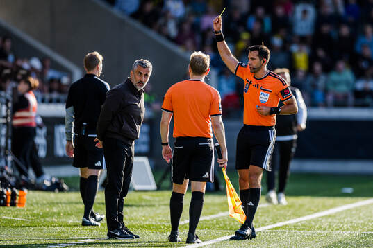 AIKs tränare José Riveiro får gult kort