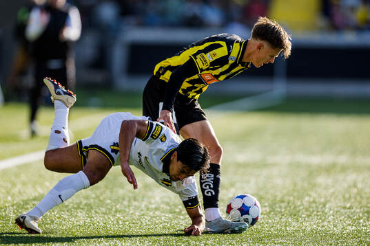 AIKs Lukas Bergquist och Häckens Adrian Svanbäck