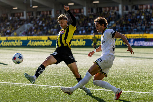 Häckens Adrian Svanbäck och AIKs Hervé Matthys