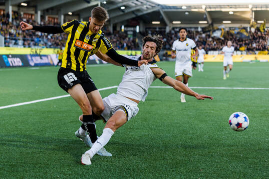 Häckens Adrian Svanbäck och AIKs Hervé Matthys